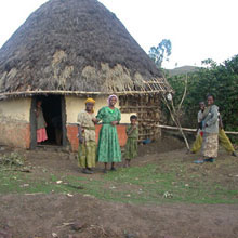 Femmes Ethiopiennes avec leurs enfants et leurs huttes