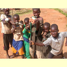 Les Enfants avec leurs Jouets près de Bamako, Mali