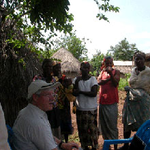 Jeff et les femmes du village d'Alto Hinshiza, Mozambique